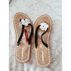 Avenue NWT sz Large 10-11 embellished flip flop sandals